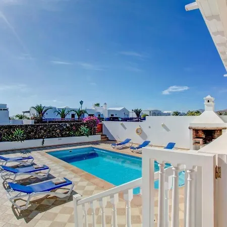 Villa Sleeps 6 Pool Wifi *