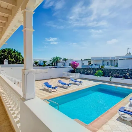 Villa Sleeps 6 Pool Wifi