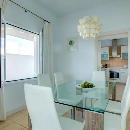 Sleeps 6 Pool Wifi Villa *