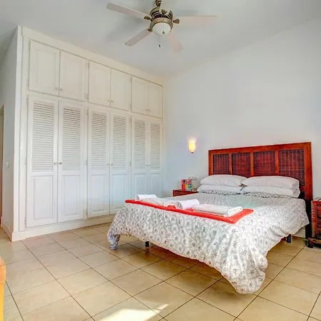 Villa Sleeps 6 Pool Wifi