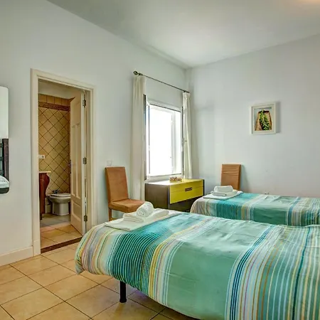 Sleeps 6 Pool Wifi Villa *