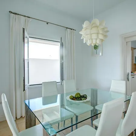Sleeps 6 Pool Wifi Villa *