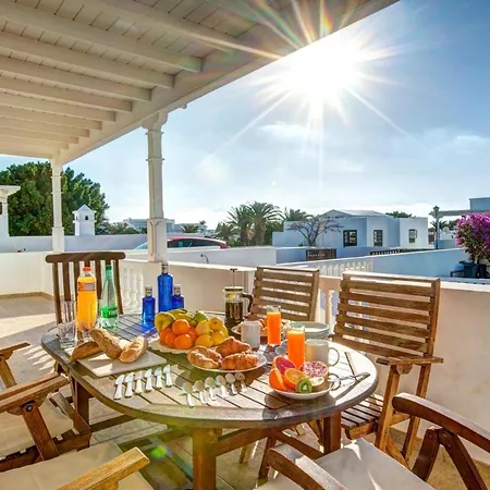 Villa Sleeps 6 Pool Wifi *