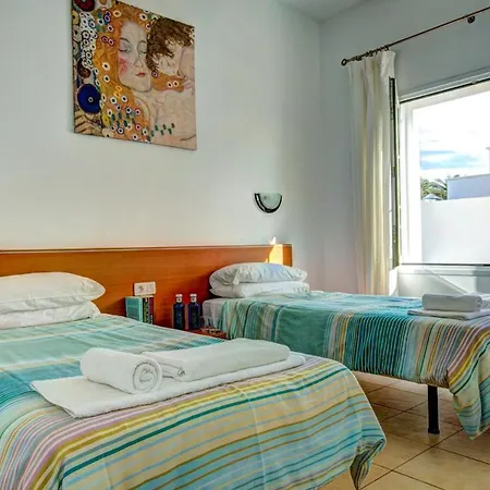 Sleeps 6 Pool Wifi Villa *